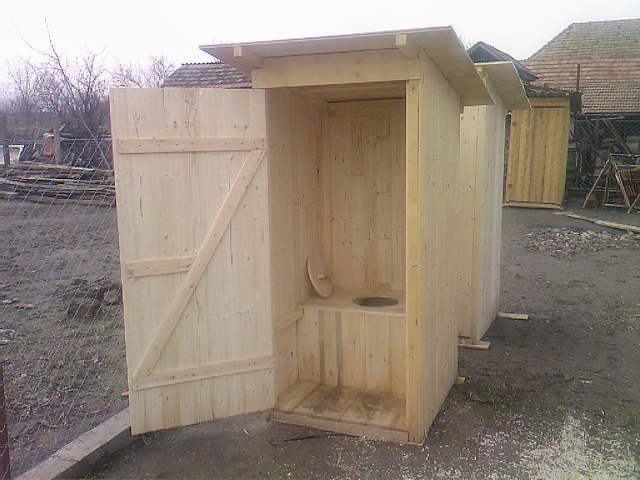 Fából készült udvari wc