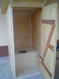 OSB burkolatú udvari wc